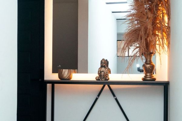 Adéntrate en un mundo de elegancia y sofisticación desde el momento en que pones un pie en este impresionante recibidor. Diseñado con exquisitos detalles y una cuidada selección de materiales.