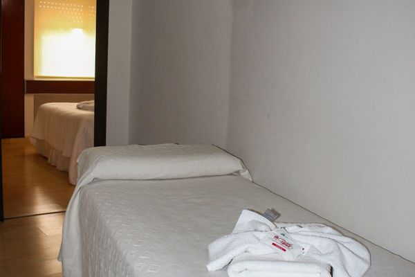 Departamento para 5 personas con cama matrimonial en una habitación y en la otra habitación 2 cama y una cama en el haal