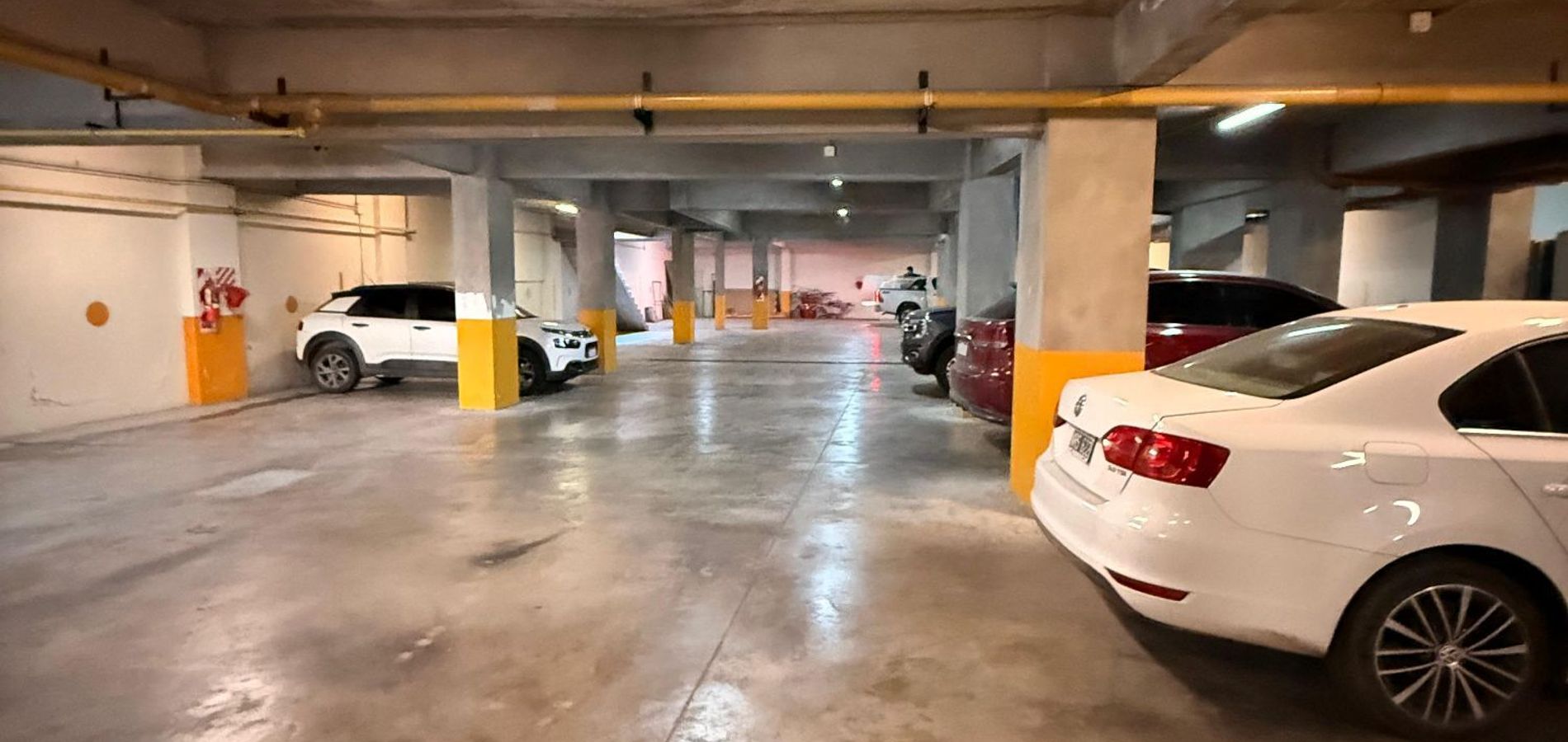 Amplio estacionamiento techado