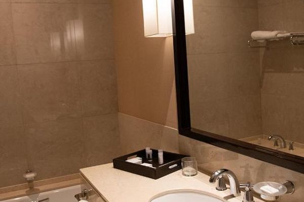 Habitación superior con cama extragrande y vistas a la piscina