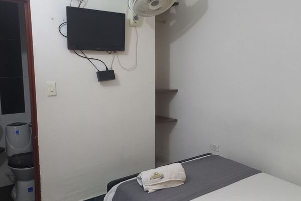 HABITACION SENCILLA CON VENTILADOR