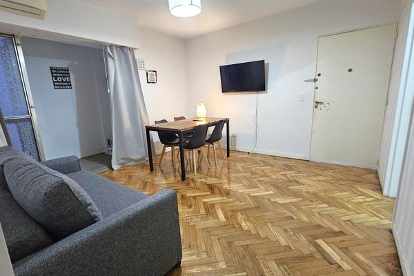 Depto 2 ambientes sobre calle Azcuénaga, Recoleta