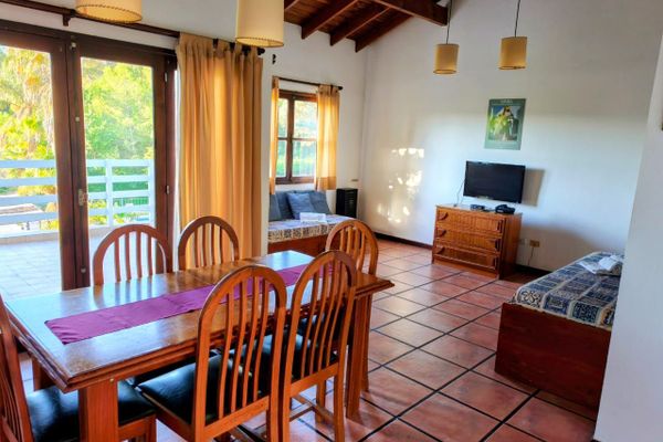 CABAÑA DE 2 DORMITORIOS Y 2 BAÑOS -1A. LÍNEA CON AIRE (con balcón terraza y vista al parque y a las sierras)