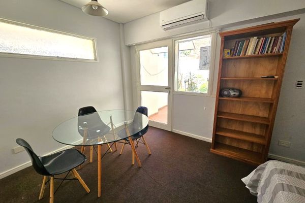 Monoambiente con pequeño patio privado sobre Avenida Santa Fe, Palermo [Edificio Mediterraneo]