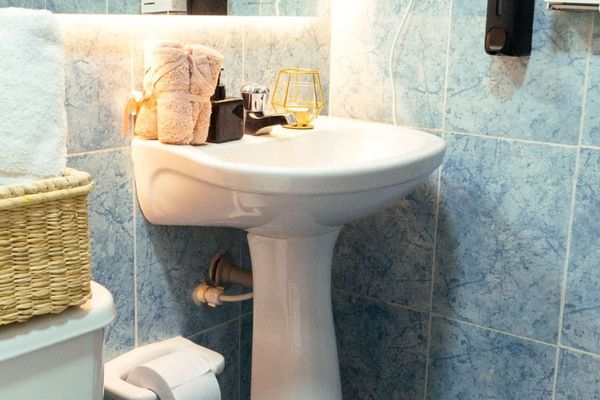 En nuestro baño, te espera una experiencia de spa personalizada, equipado con un secador y plancha de cabello para esos retoques de último minuto, toallas suaves y esponjosas para el cuerpo. Deja que nuestras comodidades te envuelvan.