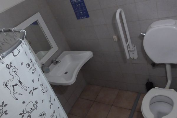 Cama en habitación cuádruple compartida con baño compartido